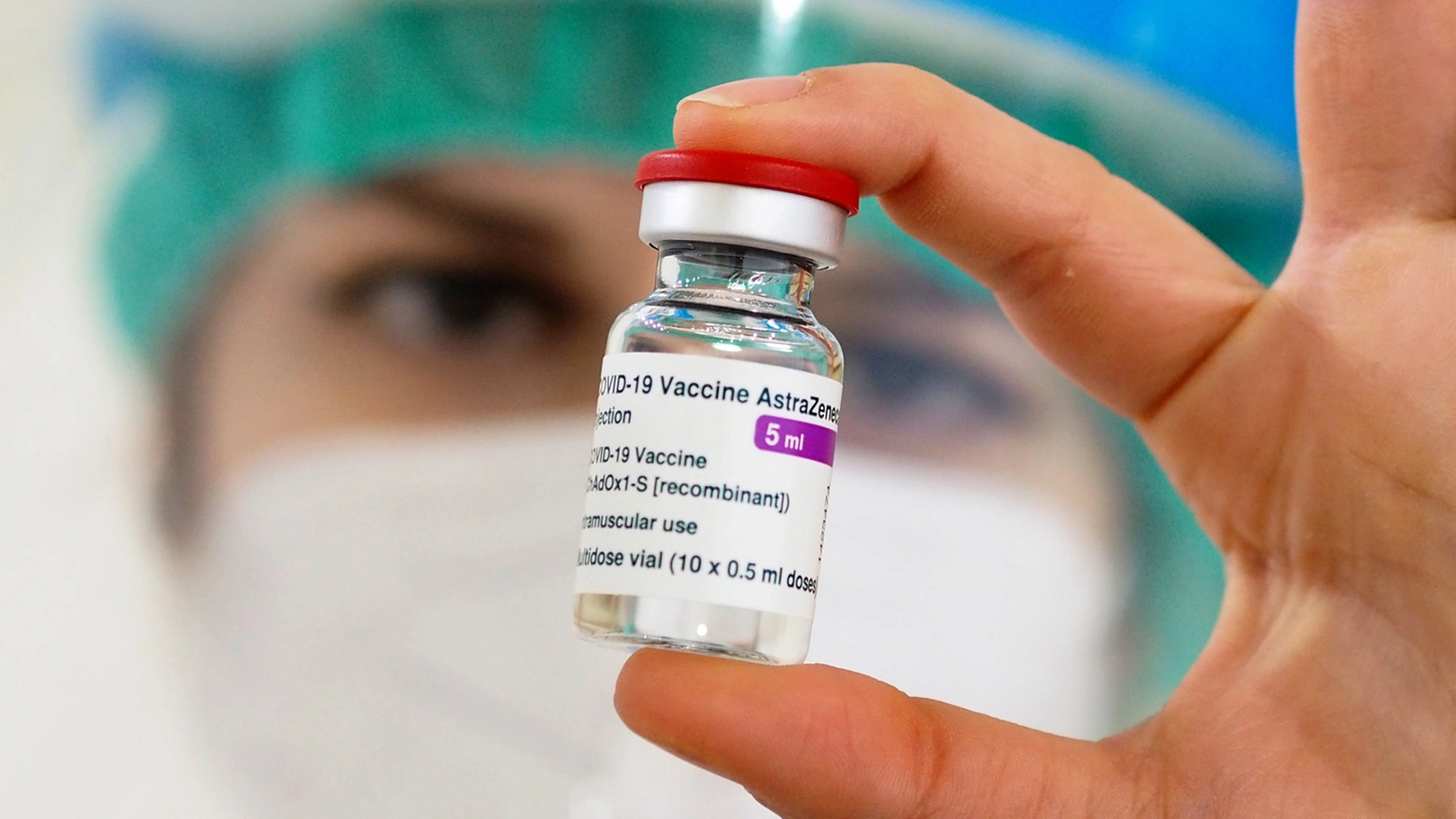 L’azienda farmaceutica anglo-svedese parla di “eccedenza di vaccini aggiornati” per le nuove varianti di Coronavirus. Stop al commercio di Vaxzevria in Europa