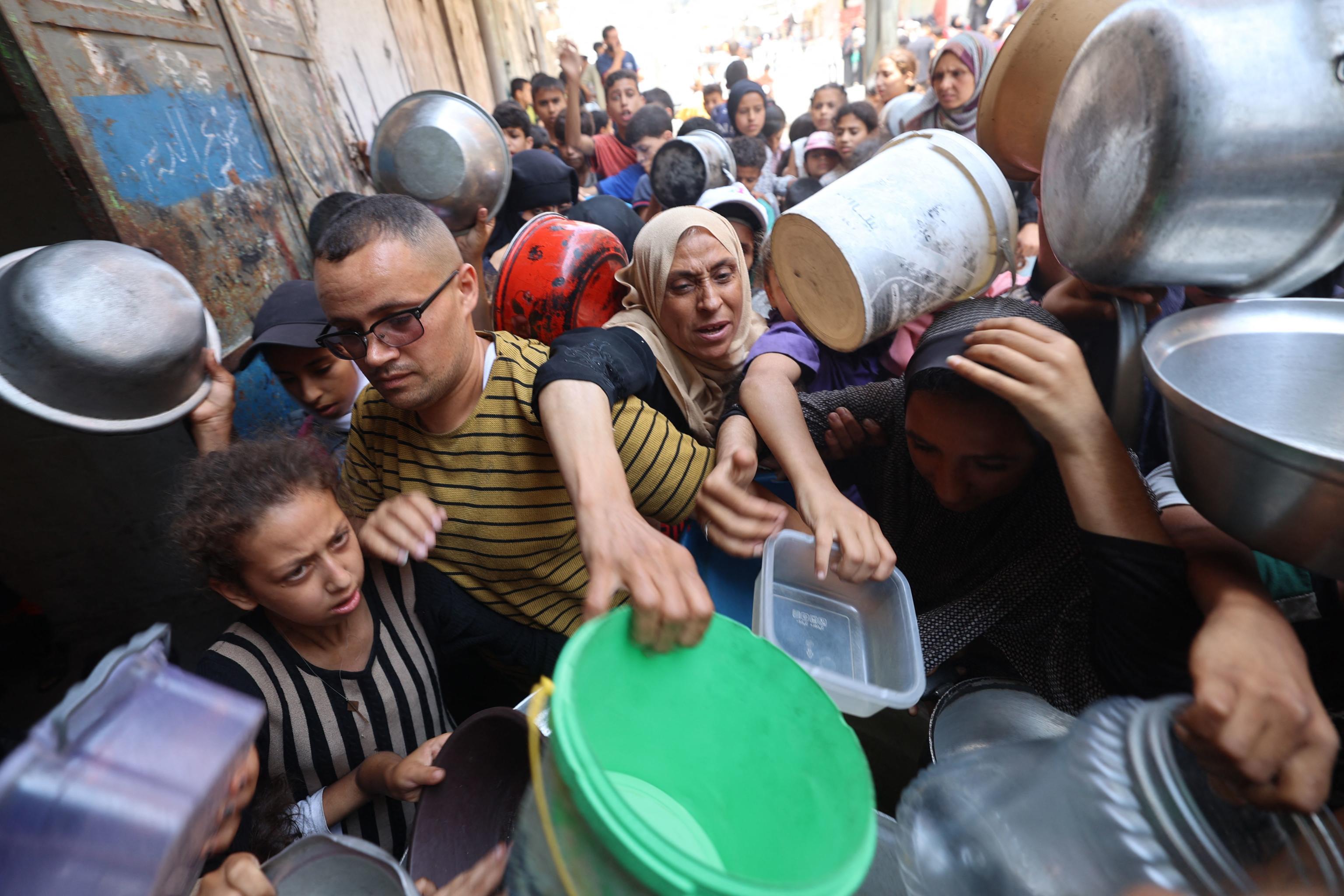 Gaza L’inferno a fari spenti. “Dimenticati da tutti per 12 giorni Qui si muore per un pezzo di pane” Gaza L’inferno a fari spenti. “Dimenticati da tutti per 12 giorni Qui si muore per un pezzo di pane”