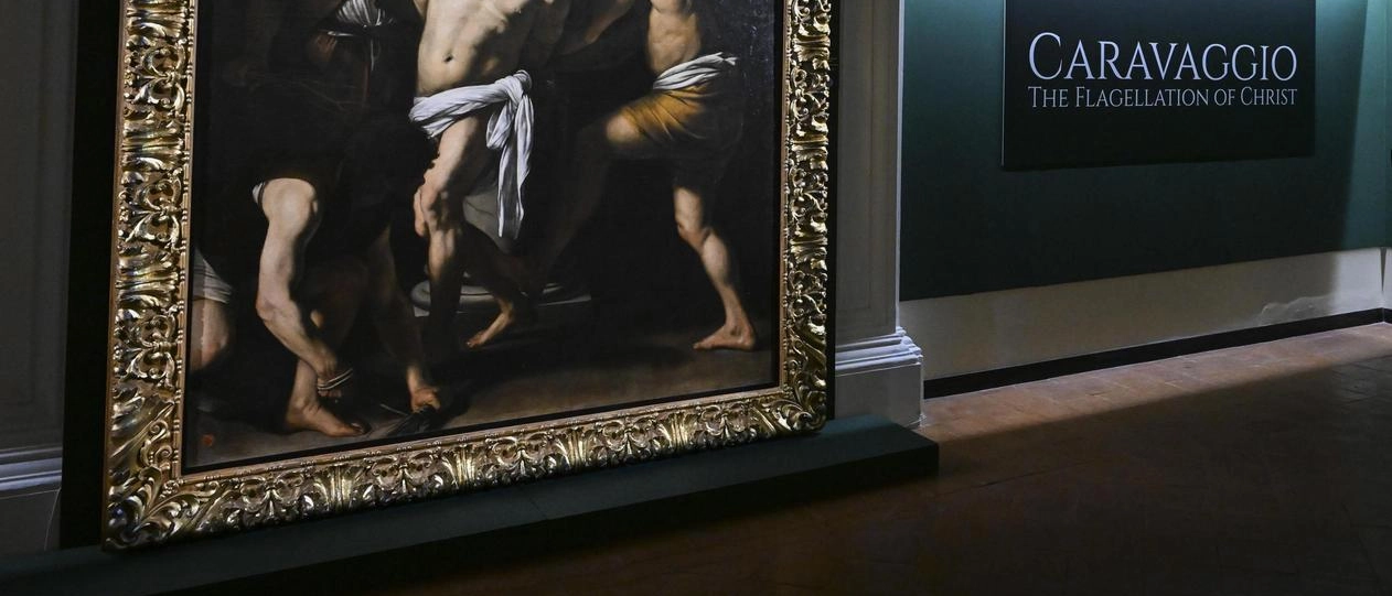 A Napoli, quattro capolavori di Caravaggio sono riuniti nel centro storico, con la Flagellazione in mostra al museo Diocesano di Donnaregina fino al 31 maggio. Un'occasione unica per un'esperienza artistica e religiosa.