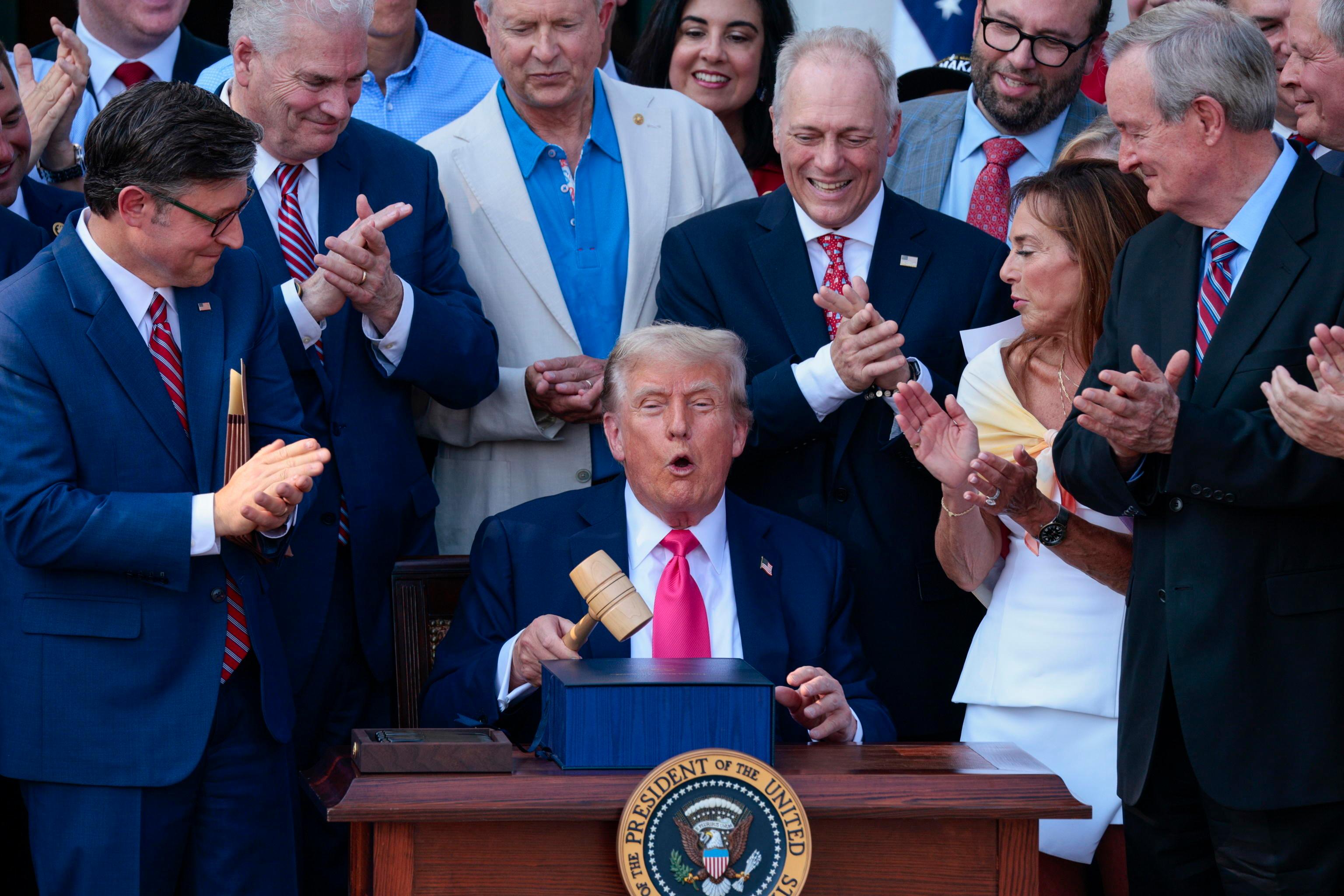 Dazi, le 12 lettere di Trump. Il presidente Usa avverte i partner Dazi, le 12 lettere di Trump. Il presidente Usa avverte i partner