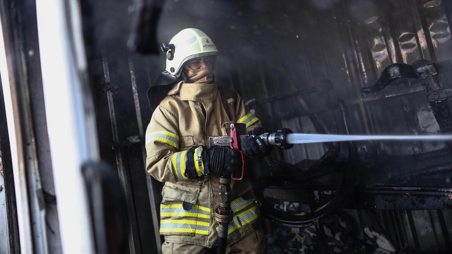Incendio in un edificio a Istanbul, 15 morti e otto feriti