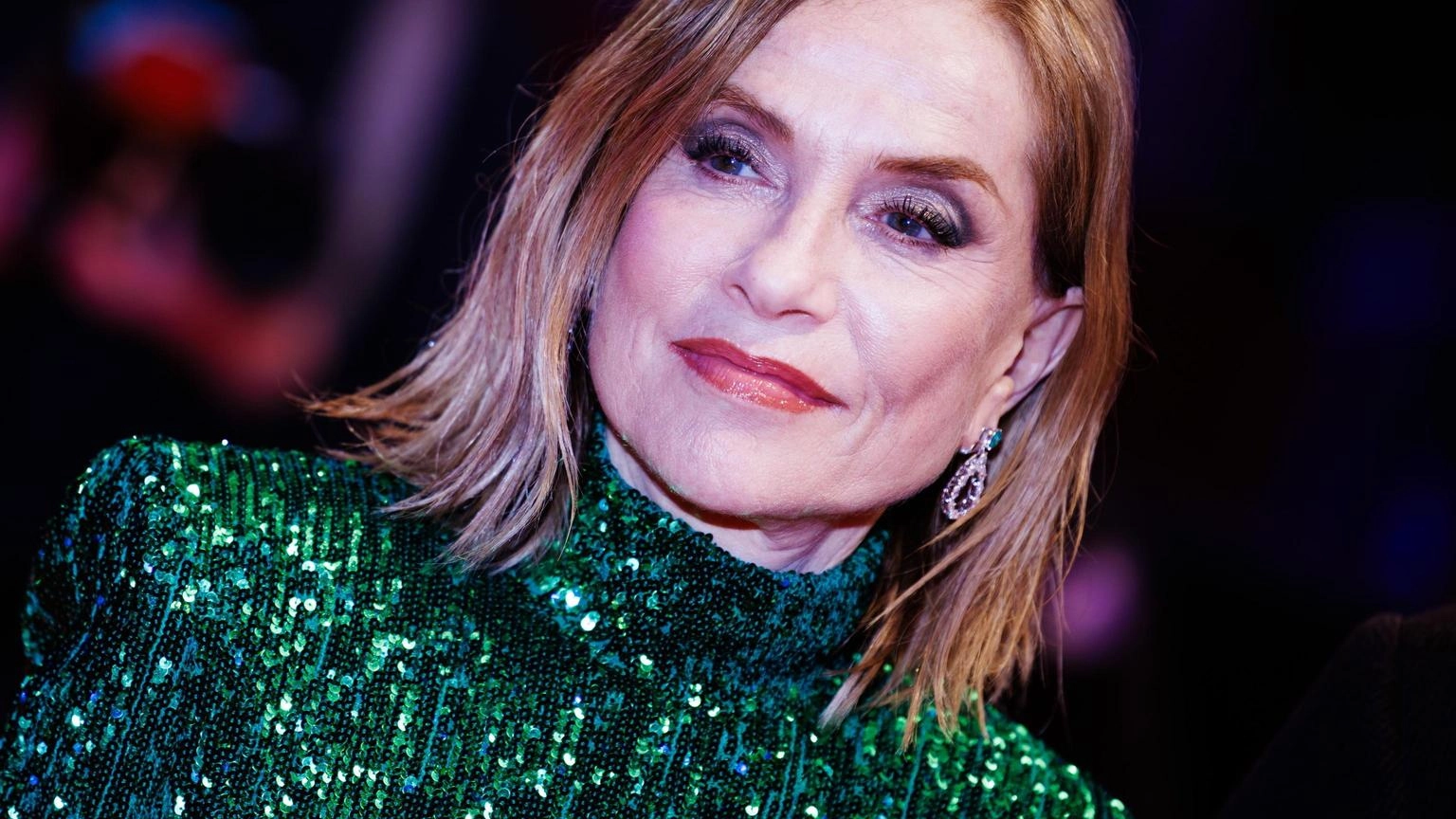 Isabelle Huppert presiederà la giuria del Leone d'oro alla 81ª Mostra del cinema di Venezia. L'attrice, simbolo di professionalità, si dice onorata di diventare spettatrice privilegiata del festival.