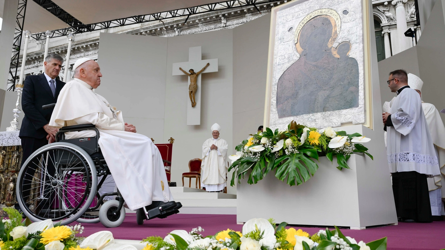 Durante il Regina Coeli, il Papa ha pregato per i popoli in guerra