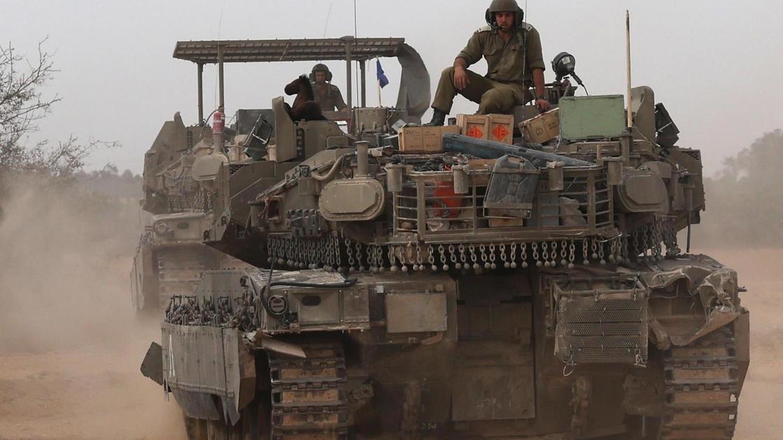 Rafah sotto assedio. Carri armati e blindati schierati al confine. Israele verso l’attacco