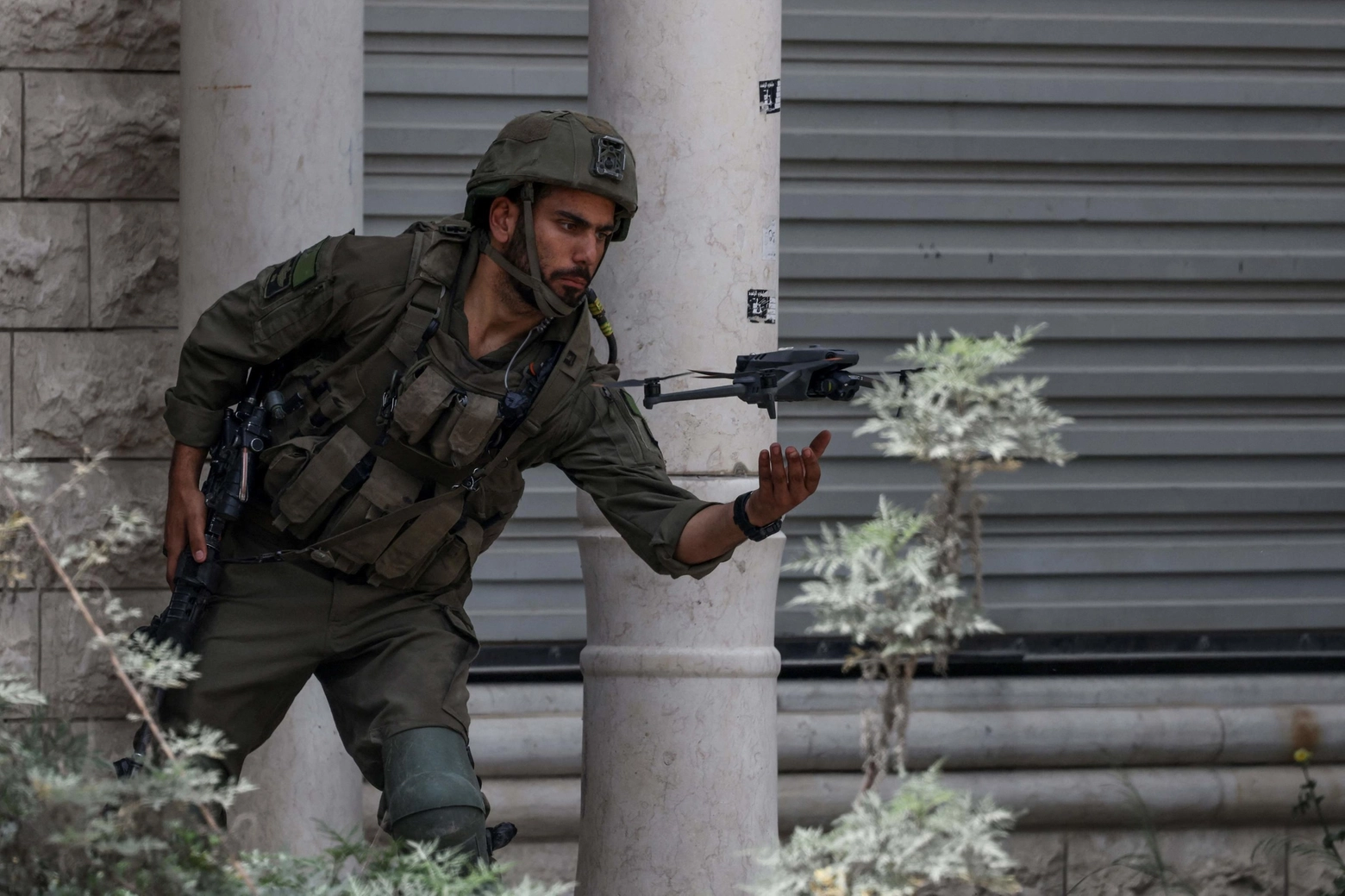 Un soldato israeliano con un piccolo drone spia
