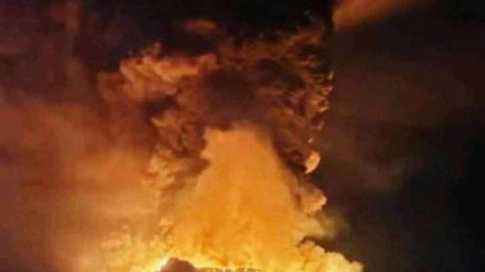Vulcano in eruzione in Indonesia, chiuso l'aeroporto di Manado