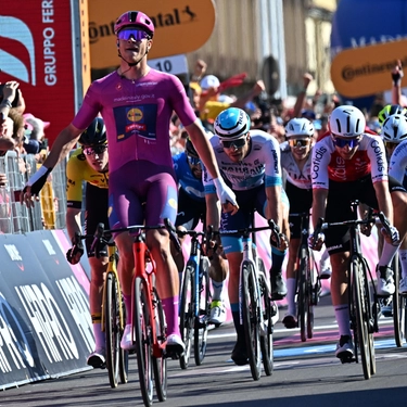Le pagelle della tappa 13 del Giro d’Italia: Milan, sprint alla Cipollini. Merlier perde la rotta