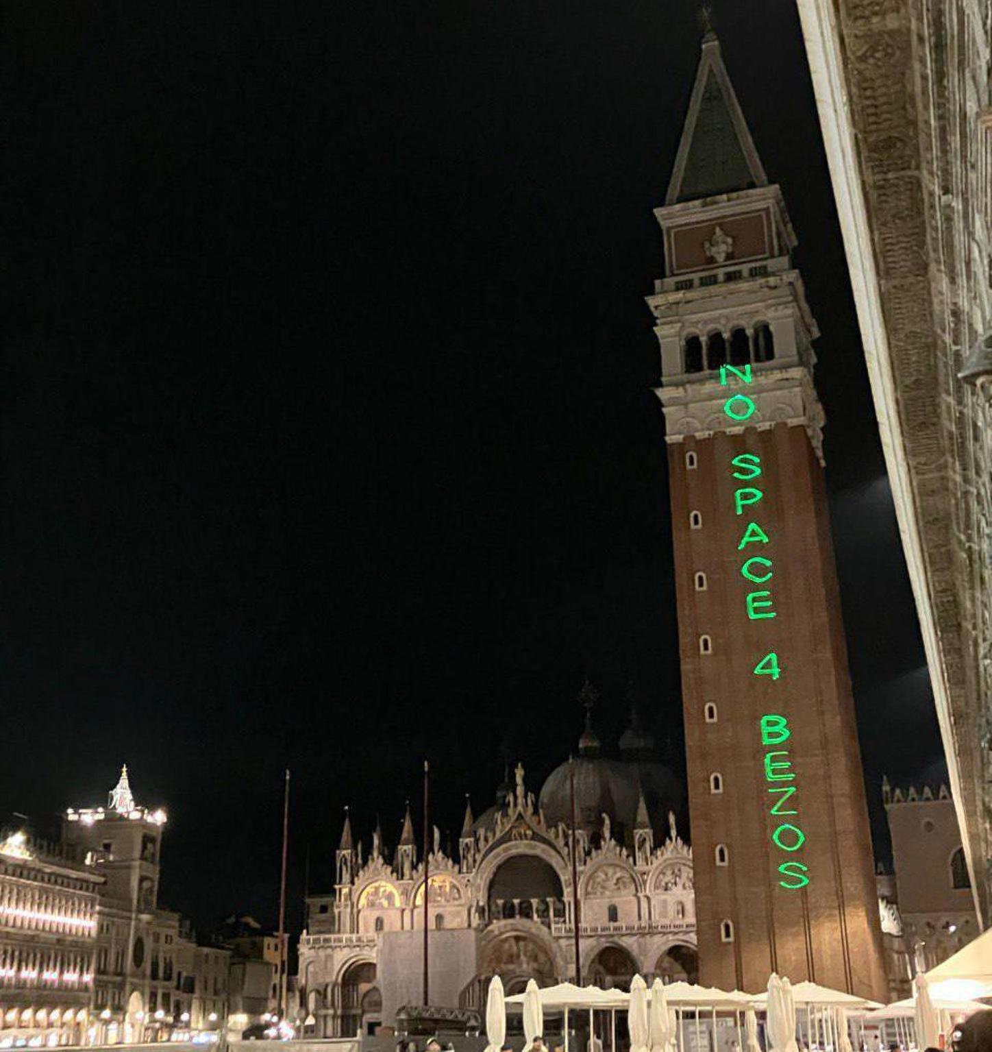 nozze bezos protesta con il laser sul campanile di san marco
