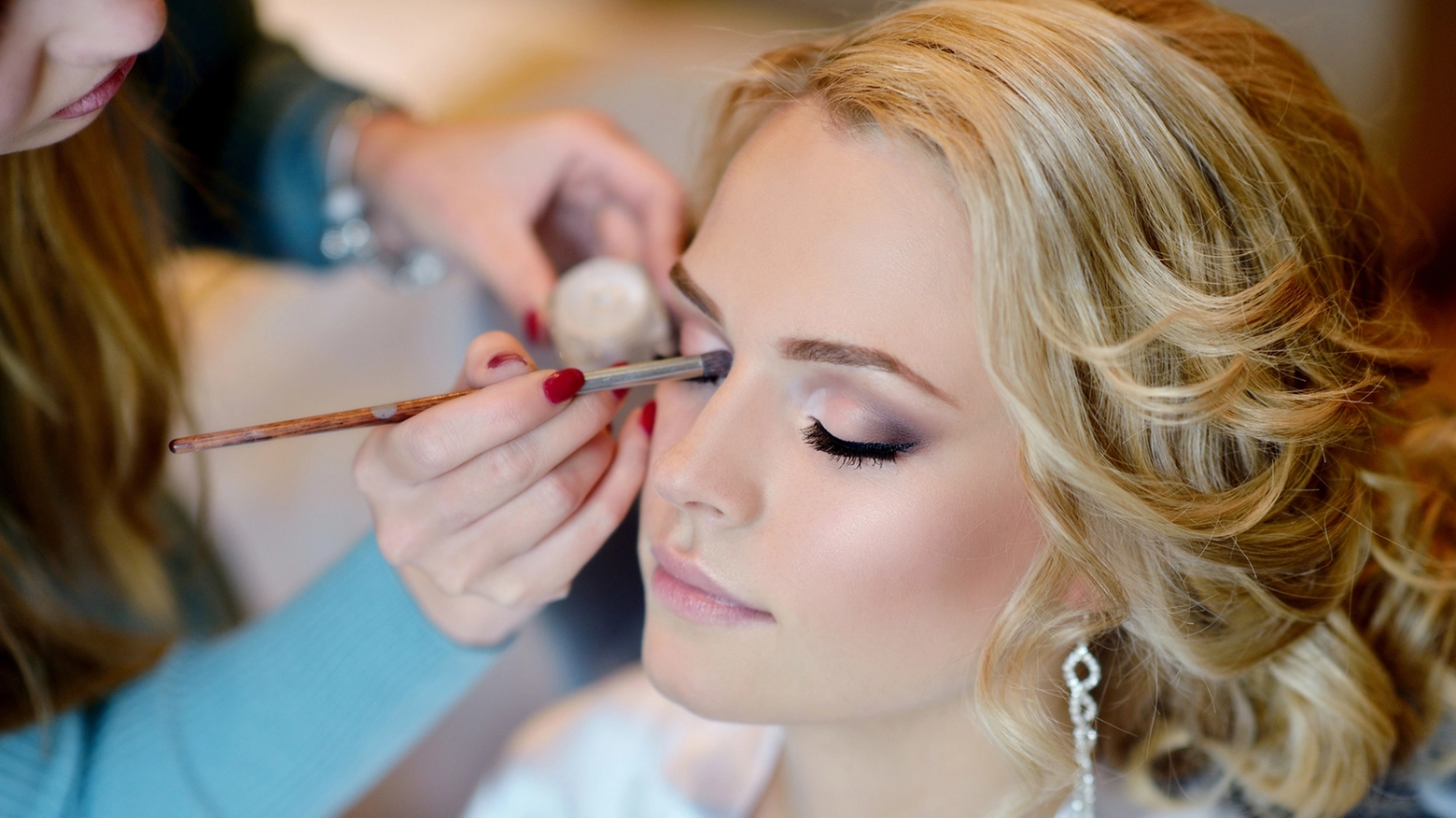 Il make-up per le nozze deve essere naturale, leggero e luminoso, abbinato a una manicure impeccabile