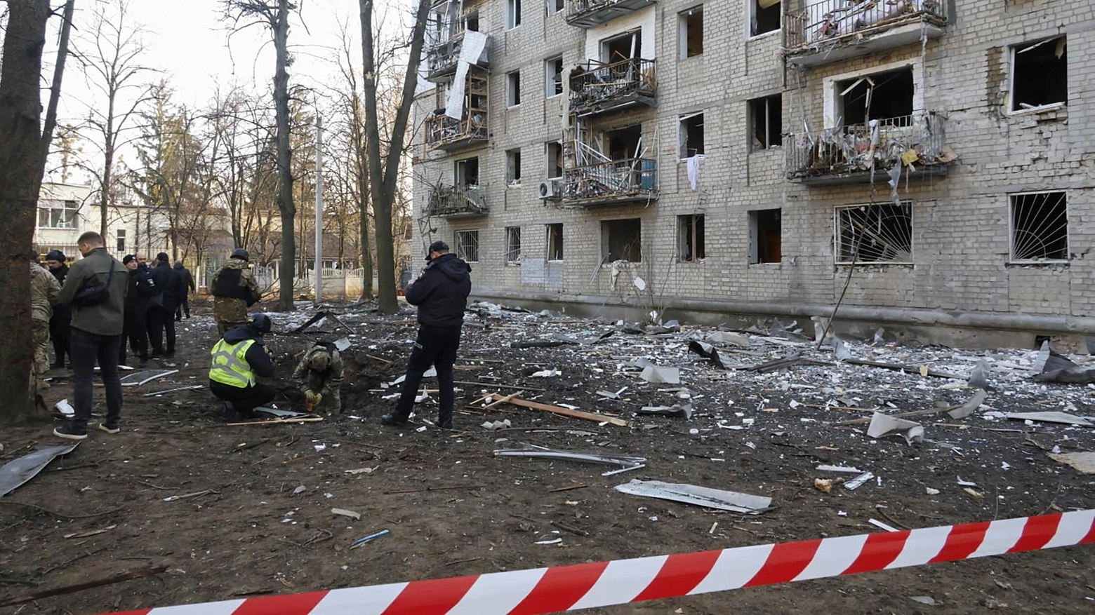Bombardamento russo su palazzine a Kharkiv (Ansa)