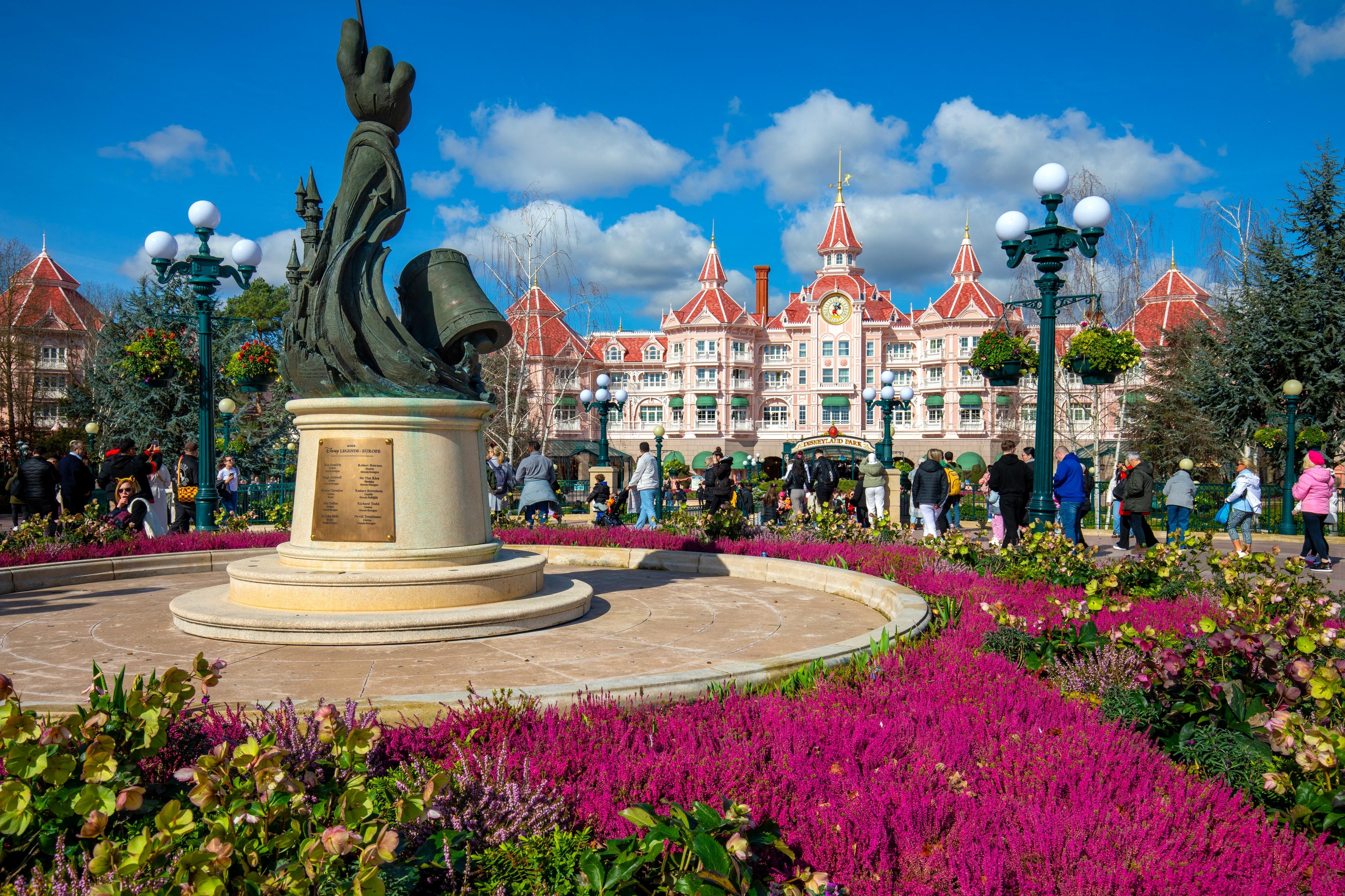 disneyland paris il giallo del matrimonio di un uomo con una bambina di 9 anni quattro arresti