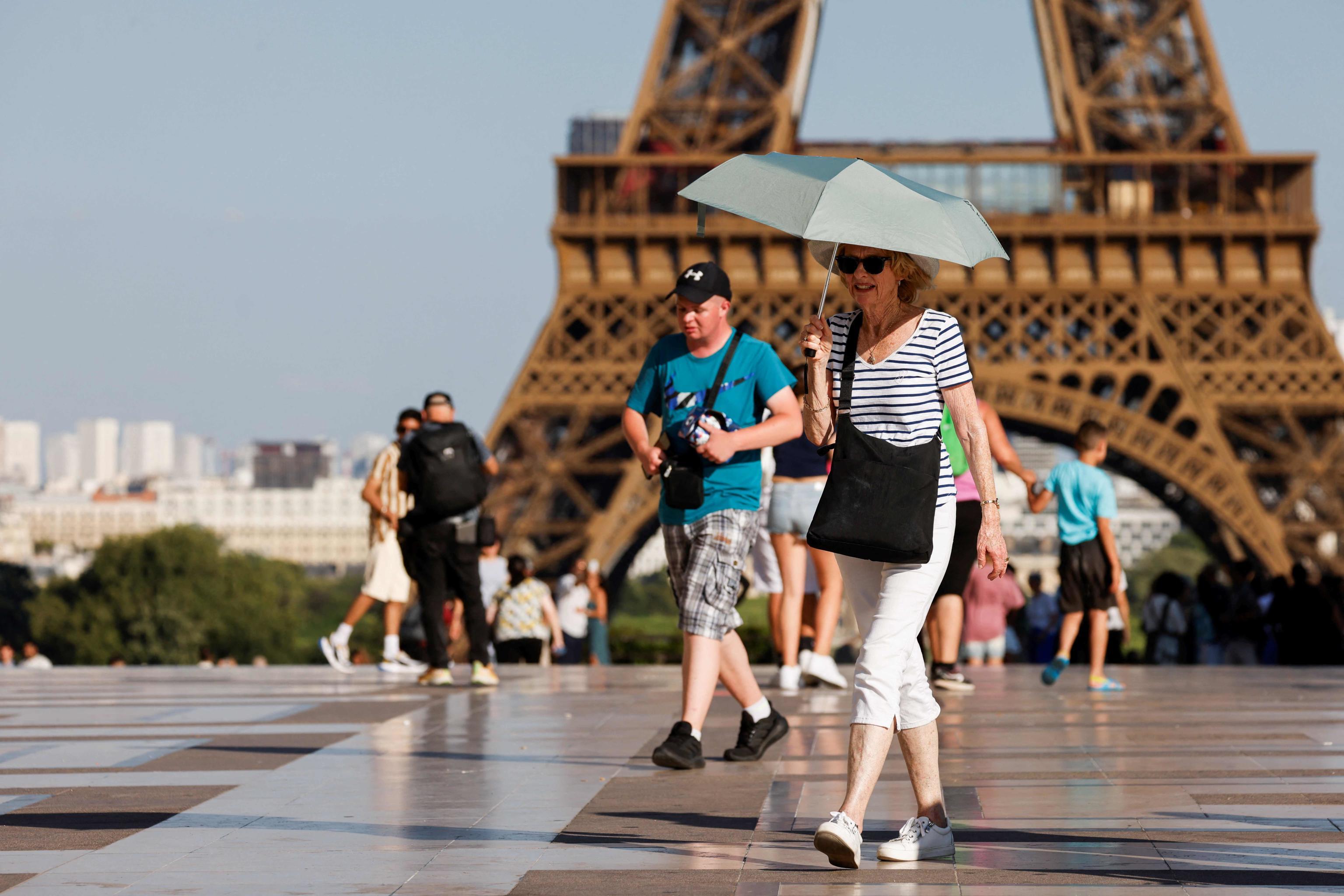 Il caldo record fa chiudere la cima della Torre Eiffel Il caldo record fa chiudere la cima della Torre Eiffel