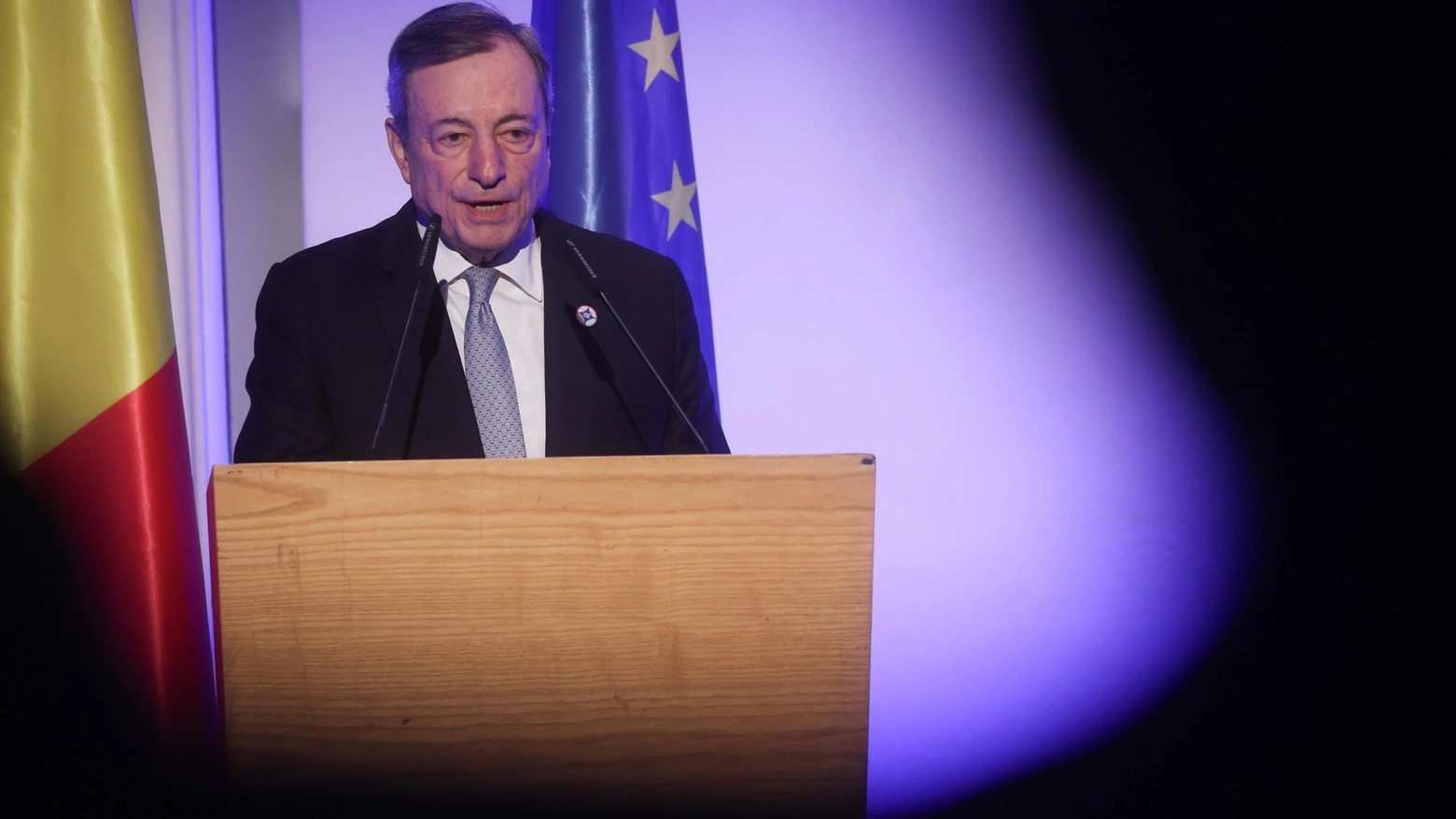 Mario Draghi, ex premier ed ex presidente della Bce, è autore del report sul Futuro della competitività europea. Il suo intervento alla conferenza di La Hulpe, Belgio (Ansa)