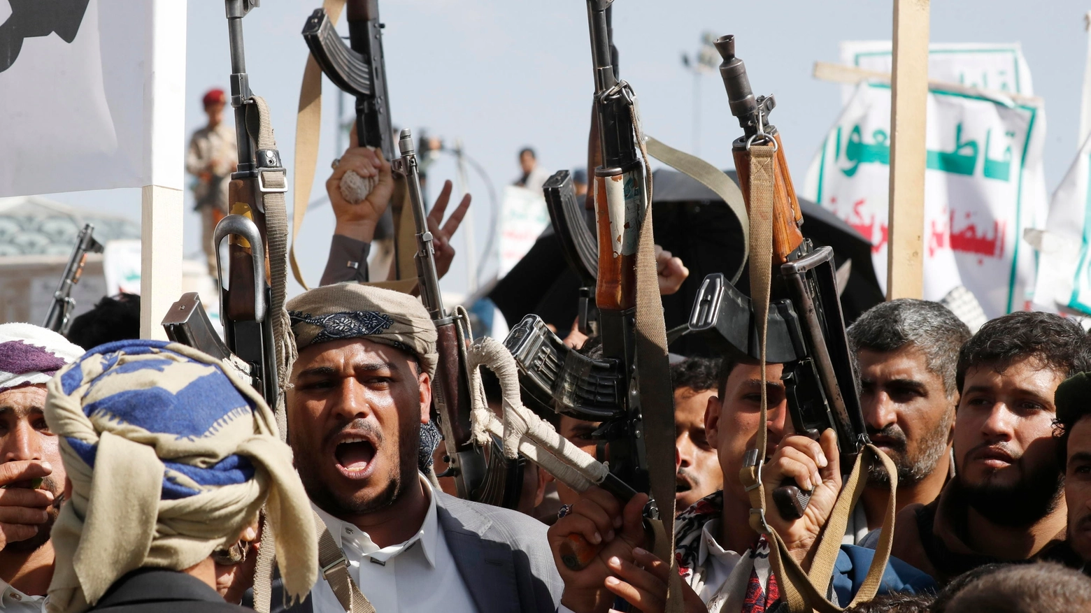 Supporter dei ribelli Houthi in Yemen (Ansa)