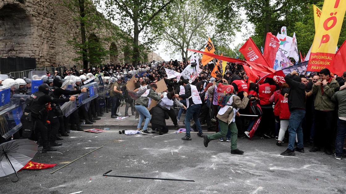 Scontri tra manifestanti polizia a Istanbul per il Primo Maggio