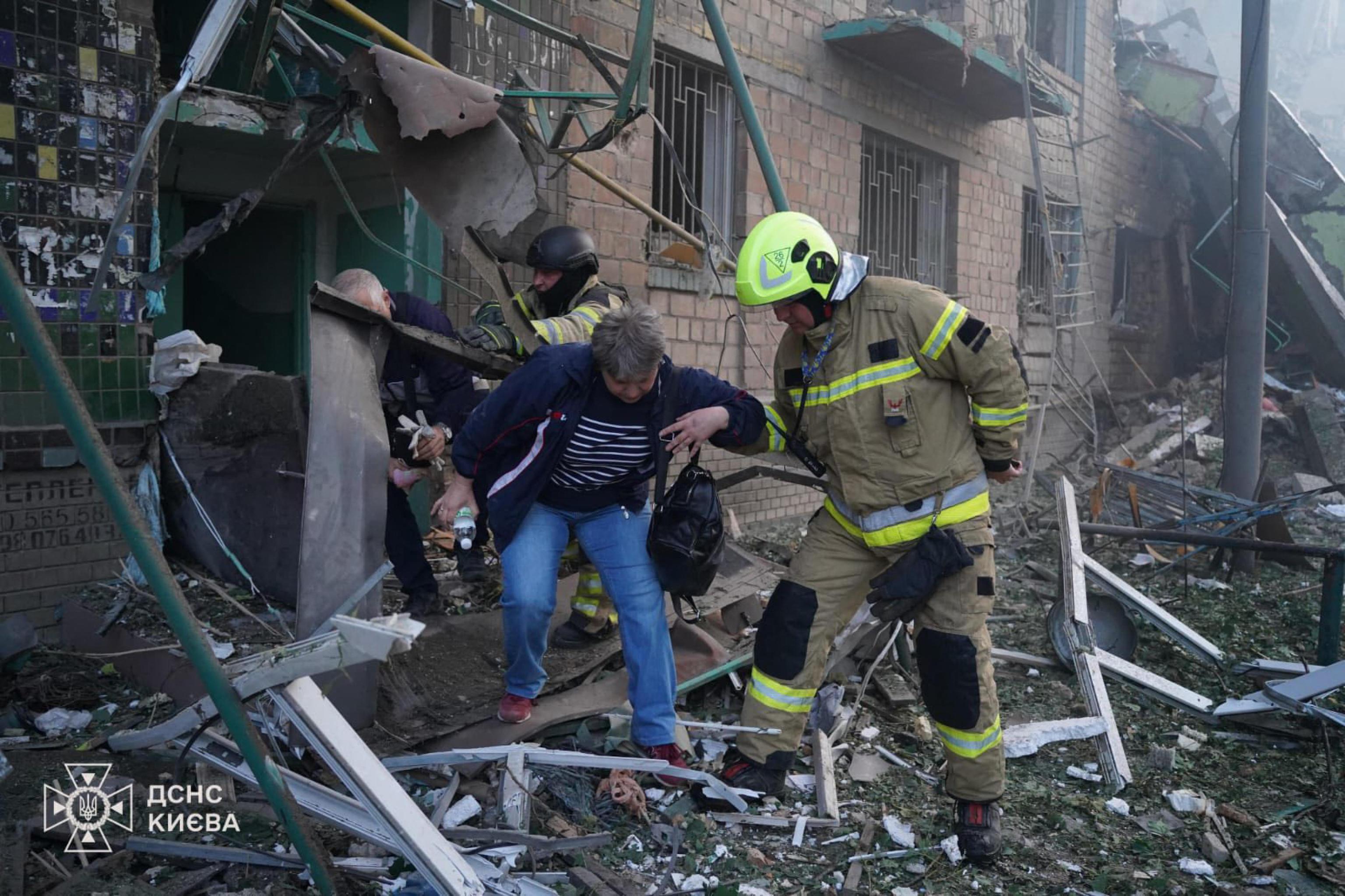 Pioggia di fuoco sull’Ucraina, maxi attacco russo su Kiev e l’ovest. Camporini: “Putin ha campo libero” Pioggia di fuoco sull’Ucraina, maxi attacco russo su Kiev e l’ovest. Camporini: “Putin ha campo libero”