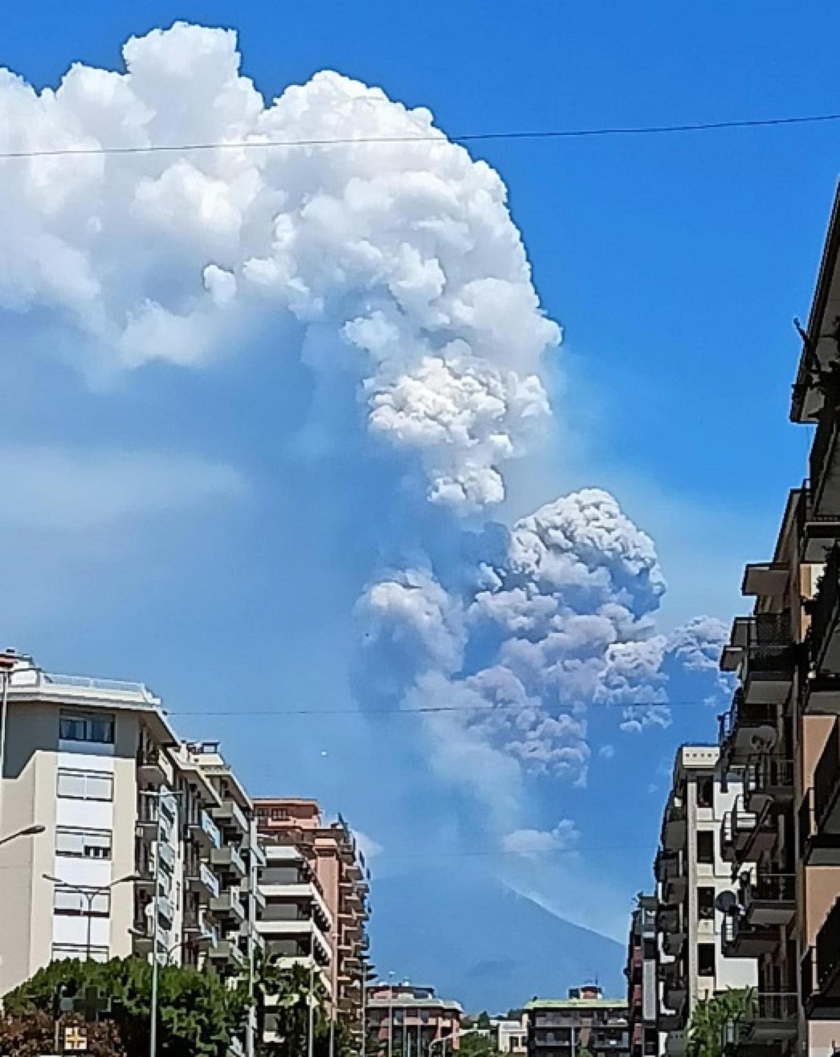 eruzione etna esplosioni stromboliane e colata lavica verso valle del bove