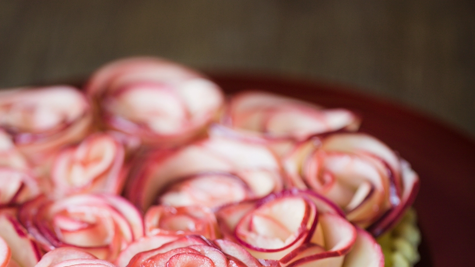 Le "rose" della torta di rose sono fatte con pasta di burro e zucchero