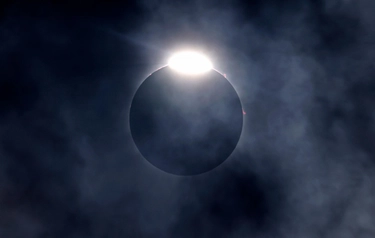 Eclissi solare totale, cosa è successo negli Usa: 4 minuti di buio. La deputata: “Così Dio ci chiede di pentirci”
