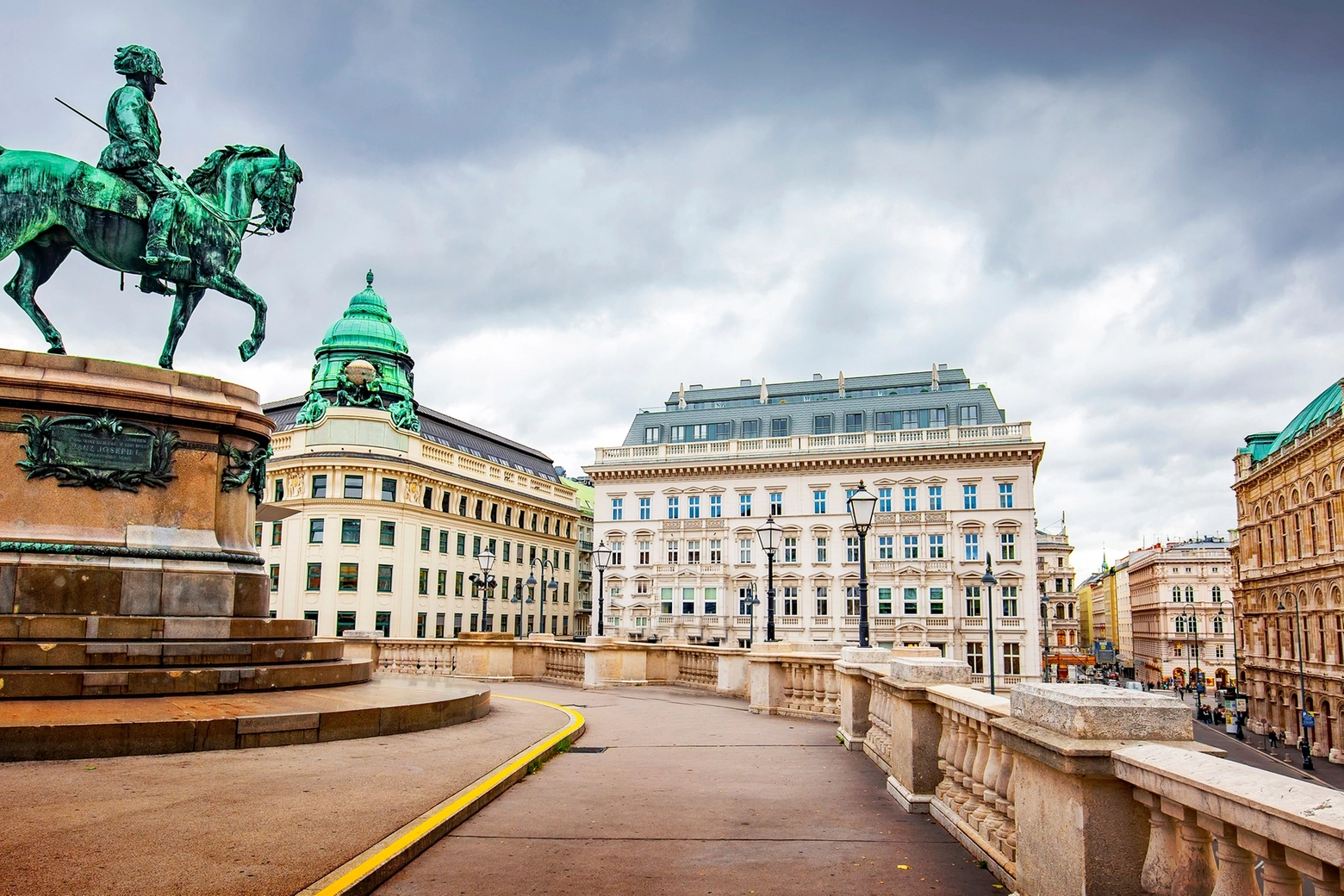 Vienna, vista dell'Opera e del centro storico