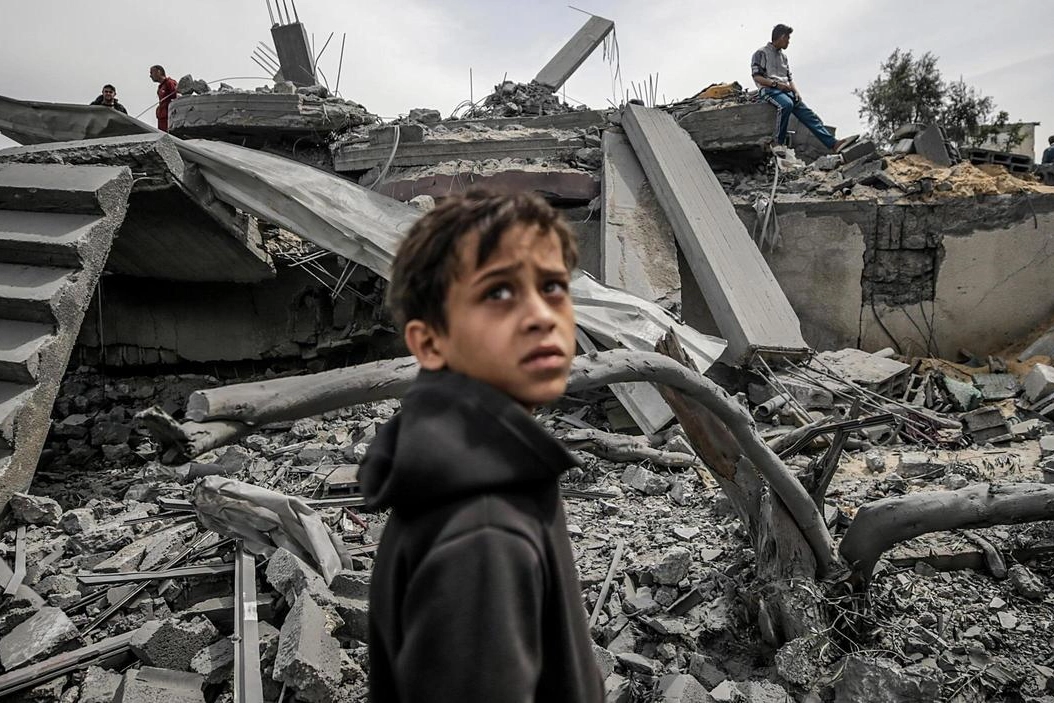Un ragazzino palestinese fra le macerie