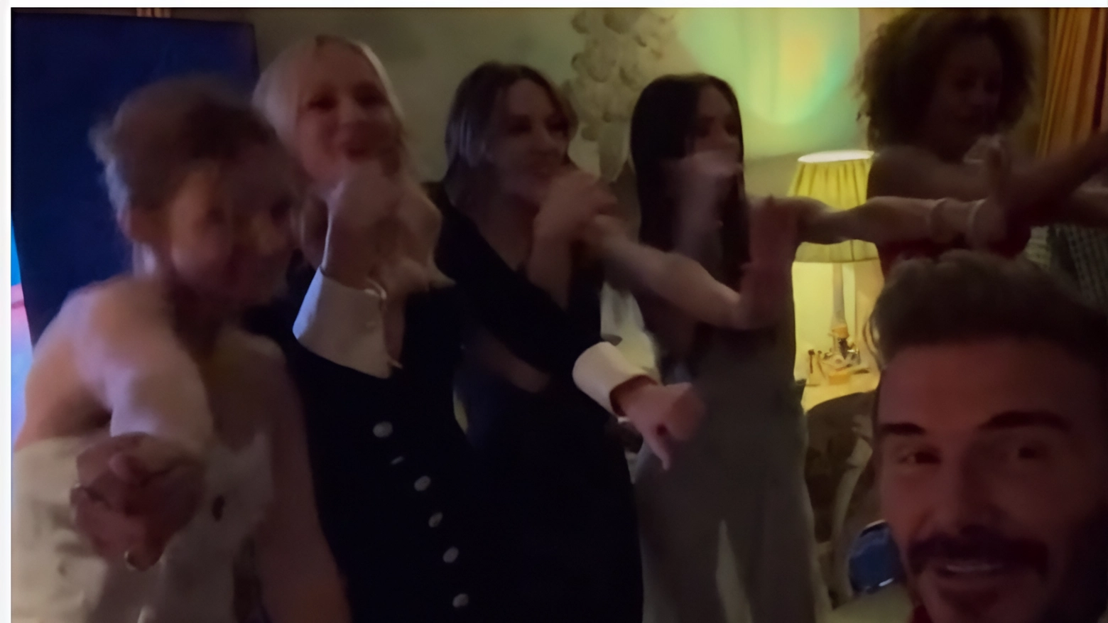 Le Spice Girls si riuniscono per il compleanno di Victoria Beckham, esibendosi in "Stop". Il party esclusivo ha visto la presenza di celebrità come Tom Cruise e Salma Hayek.