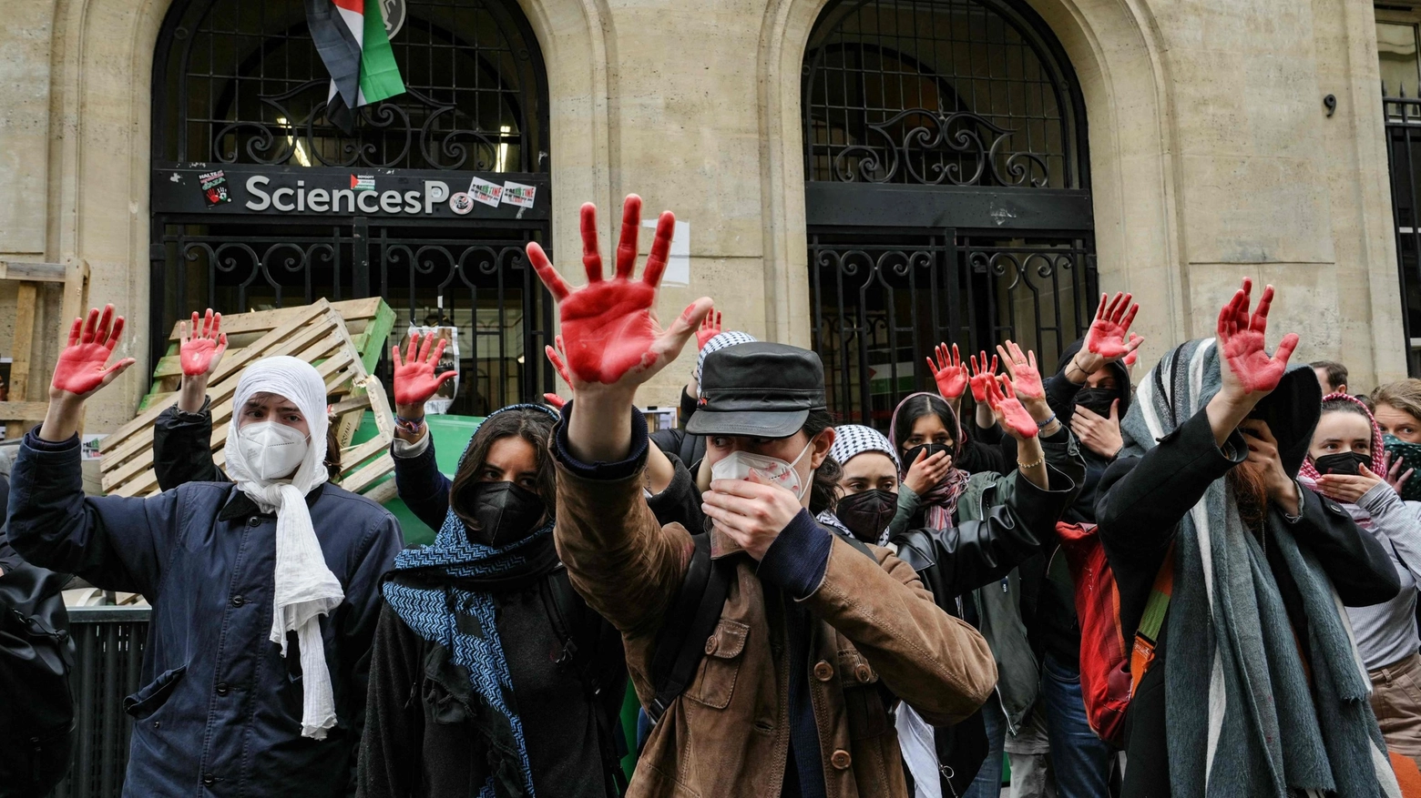 Studenti pro palestina occupano l'università Sciences Po a Parigi (Ansa)