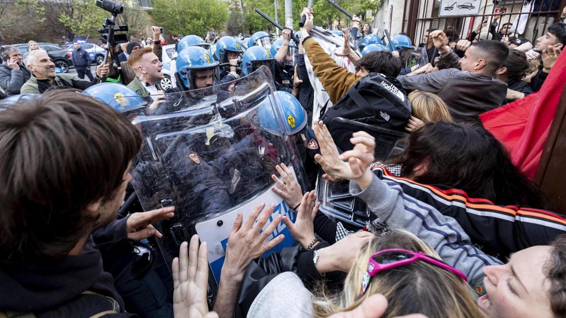 Studenti assaltano La Sapienza. Trecento contro la polizia, due arresti. Meloni: questo non è manifestare