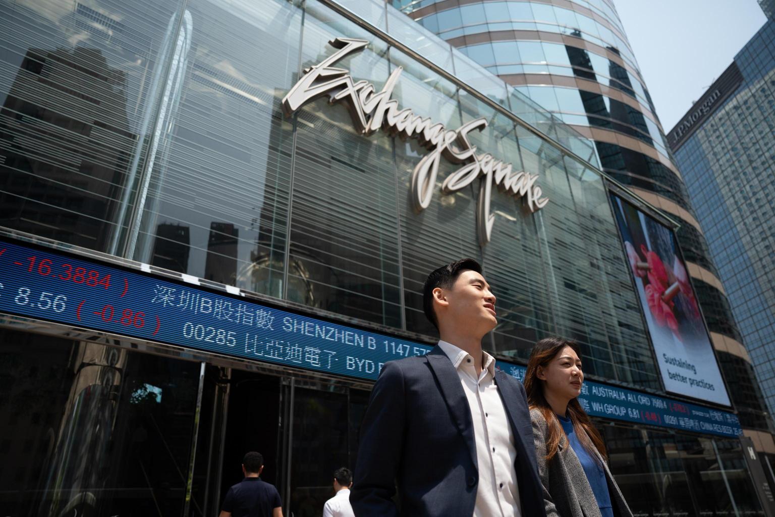 borsa hong kong poco mossa apre a 007