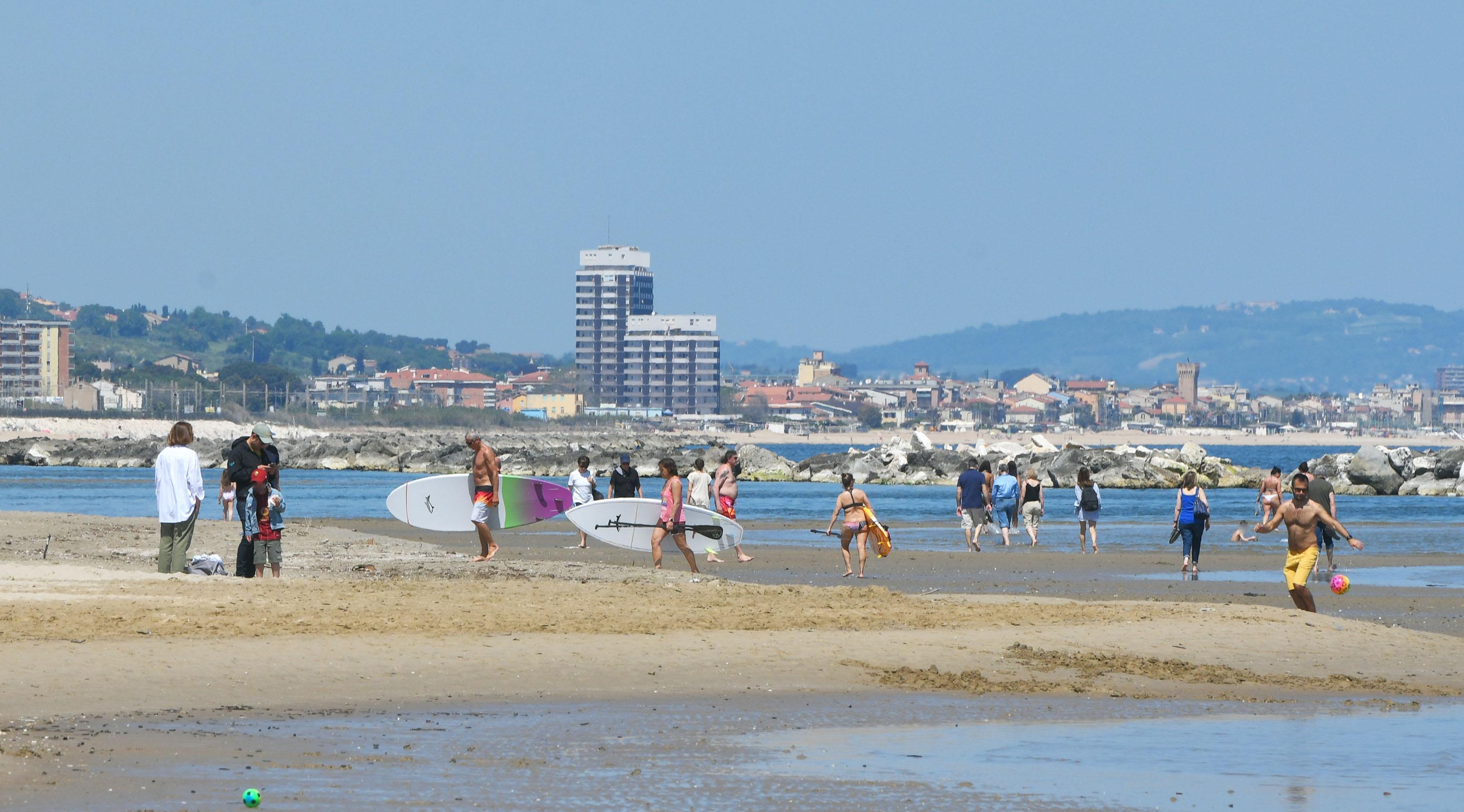 Turismo, il ponte lancia l’estate. Pienone nelle spiagge e città d’arte. Venti milioni gli italiani in viaggio Turismo, il ponte lancia l’estate. Pienone nelle spiagge e città d’arte. Venti milioni gli italiani in viaggio
