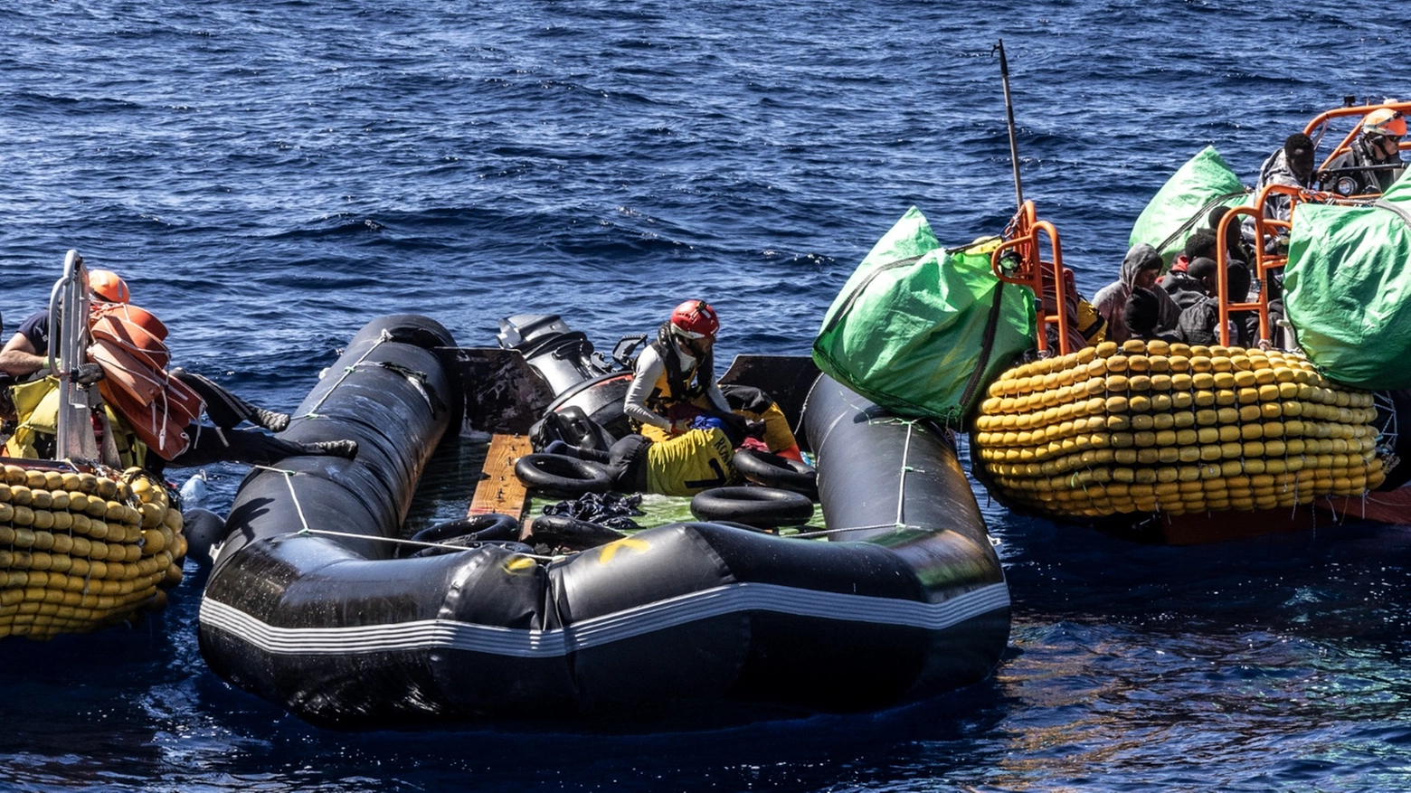 I soccorsi della Ocean Viking al gommone di migranti (Foto da X)