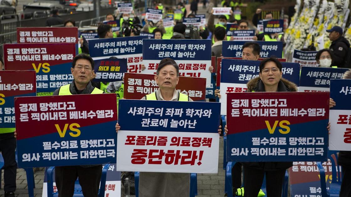 Corea Sud, governo invita i medici in sciopero al dialogo