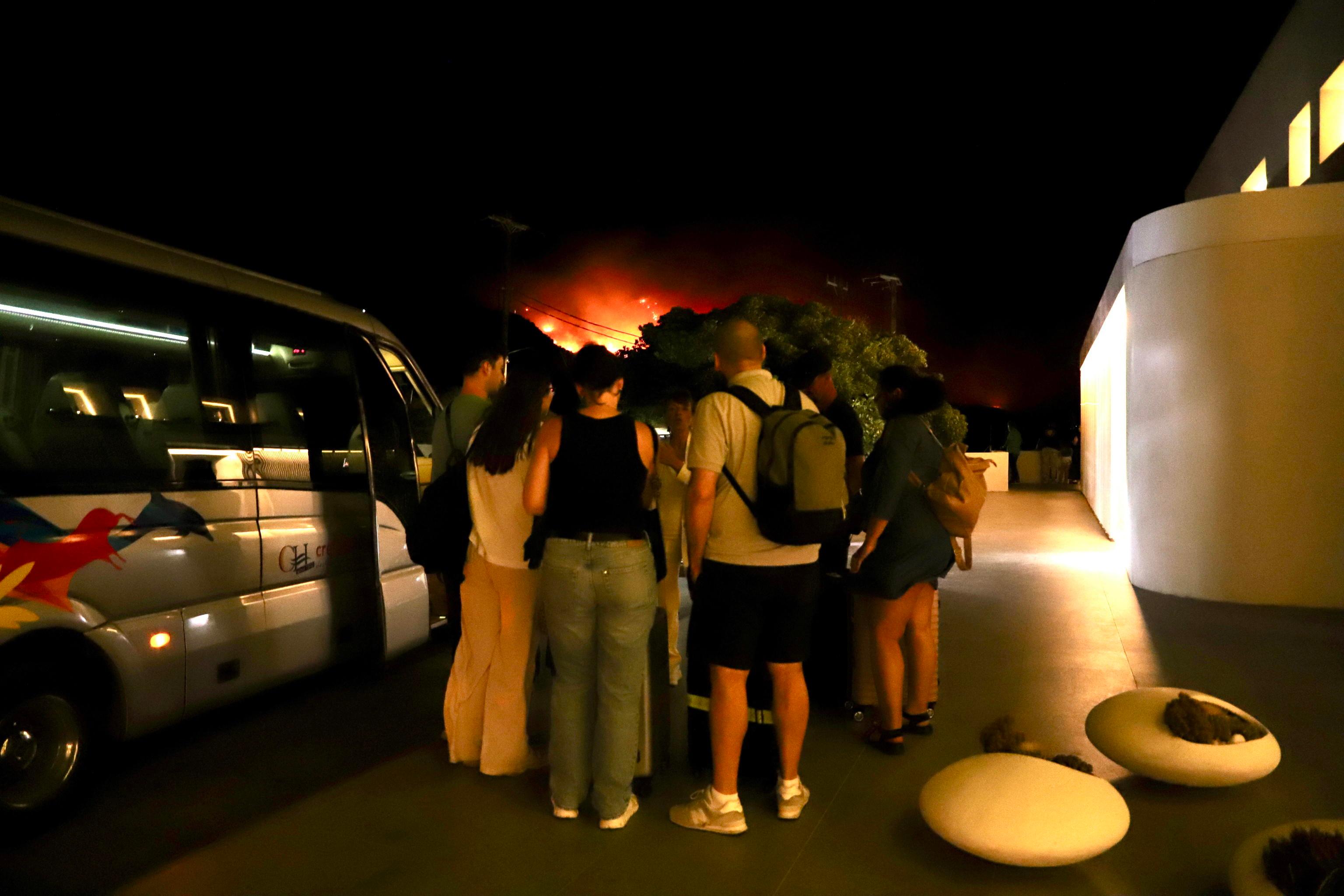 maxi incendio a creta evacuazioni di massa da hotel e abitazioni