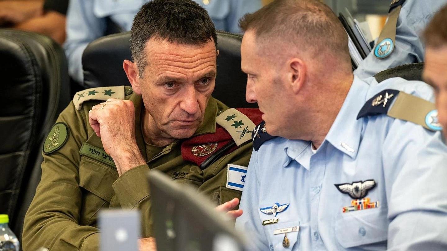 Il generale Herzi Halevi (a sinistra) nella base aeronautica israeliana di Kirya (Tel Aviv)