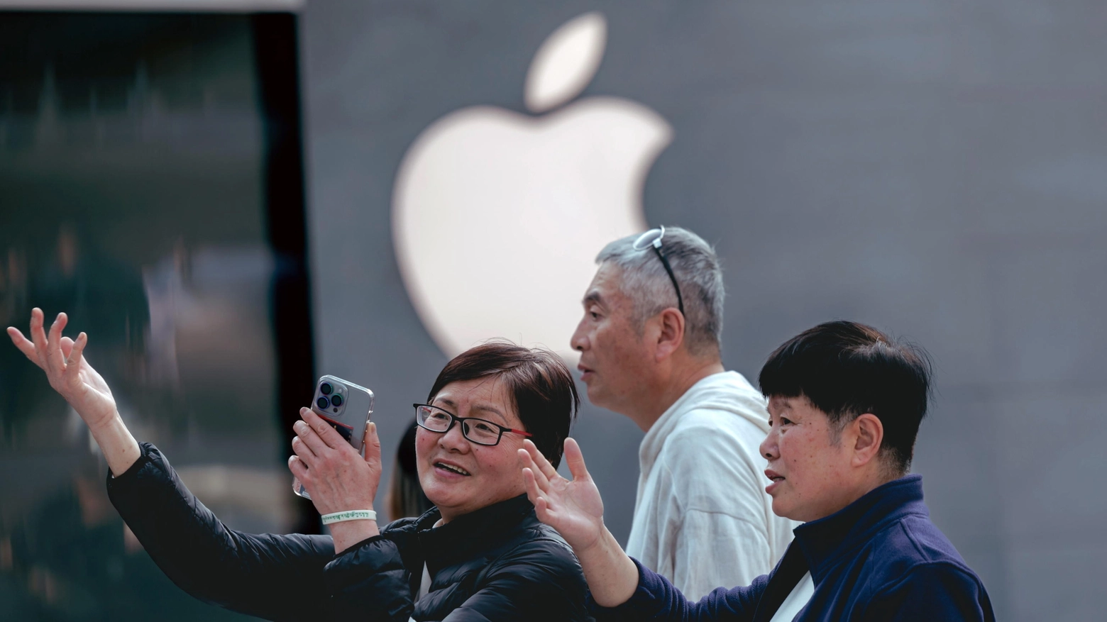 I due colossi tecnologici starebbero per siglare un’intesa che servirà a risolvere problemi legali e rafforzerà la posizione di Apple in Cina