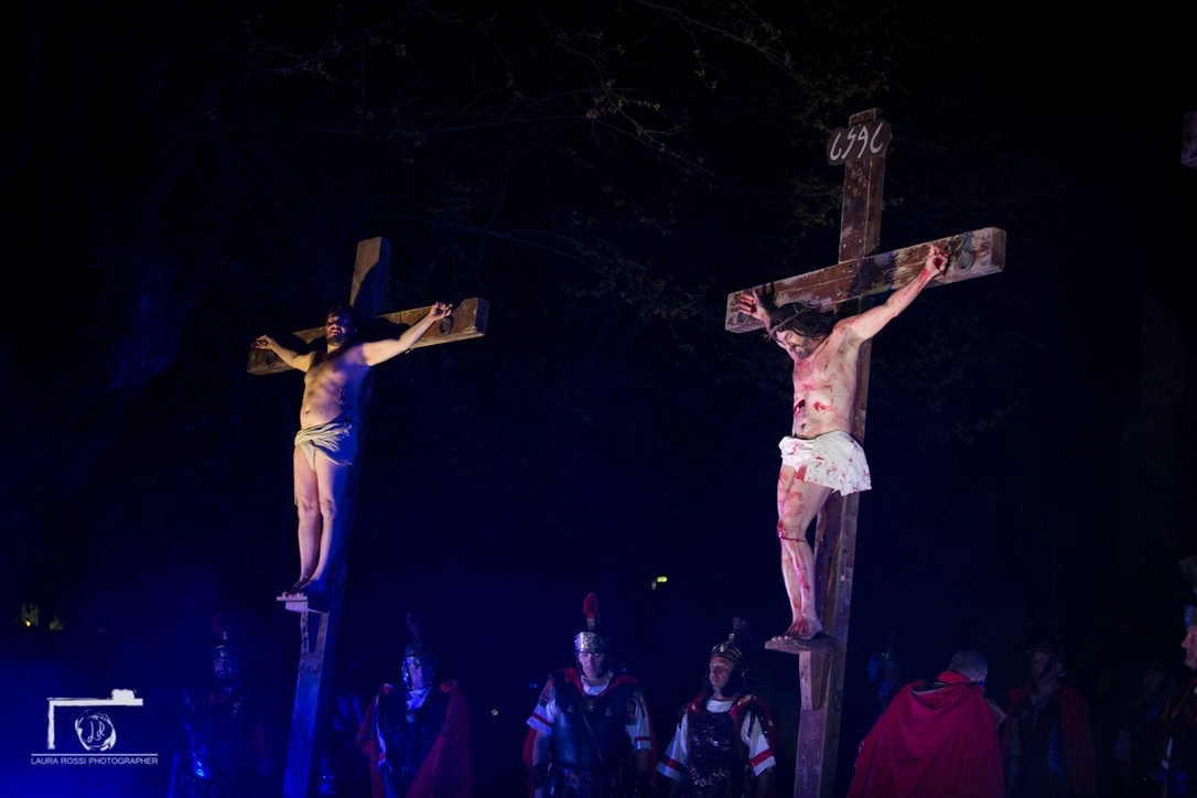Gesù muore sulla croce nella ricostruzione della passione di Cristo ad Alatri crédits Laura Rossi