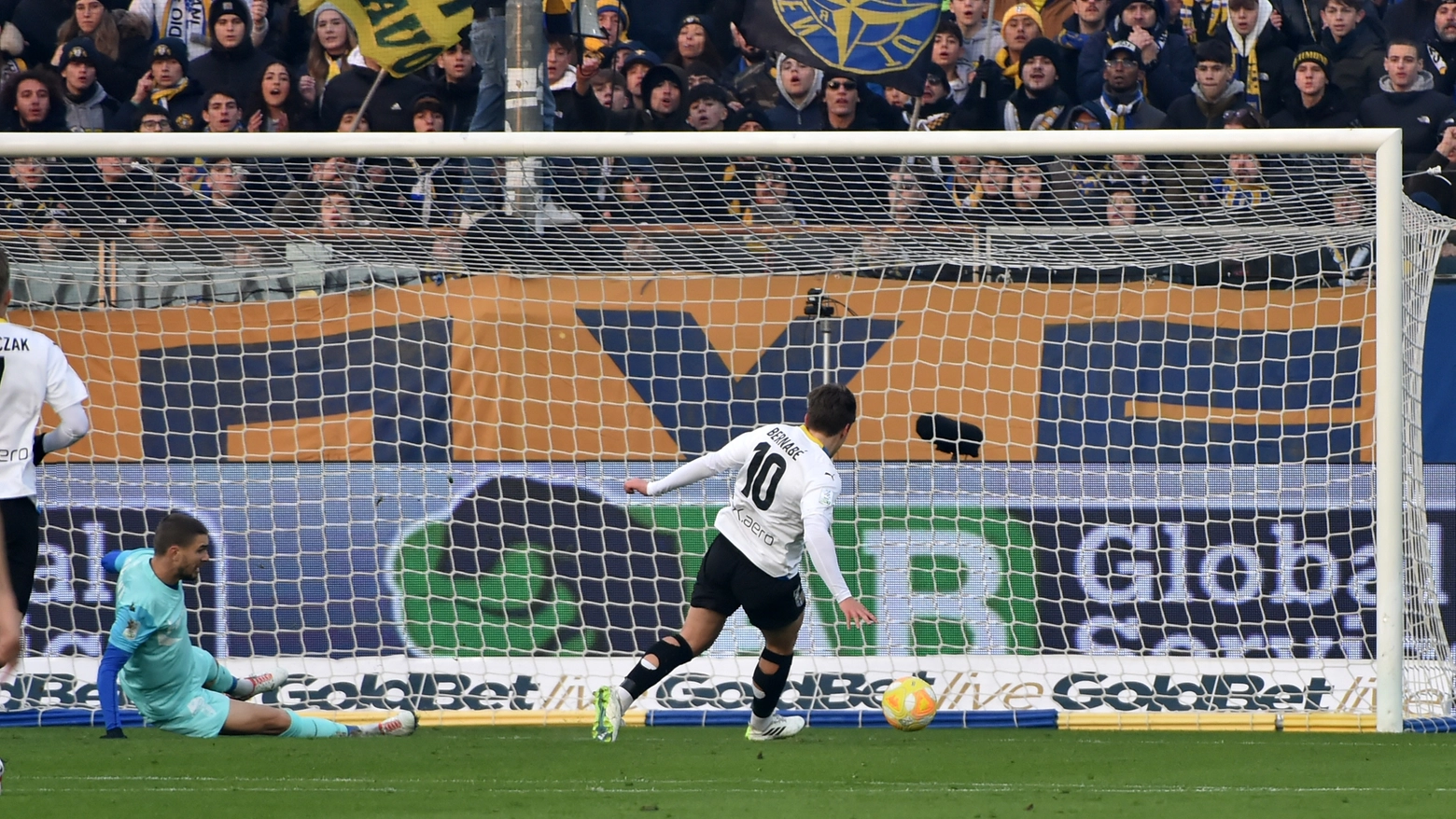 Arriva il primo verdetto dell'anno dalla Serie B: il Parma ne rifila 4 al Lecco e lo condanna alla C. Pareggi tra Samp e Como e Brescia Spezia, mentre la Reggiana piazza il colpo a Palermo e si avvicina alla salvezza.