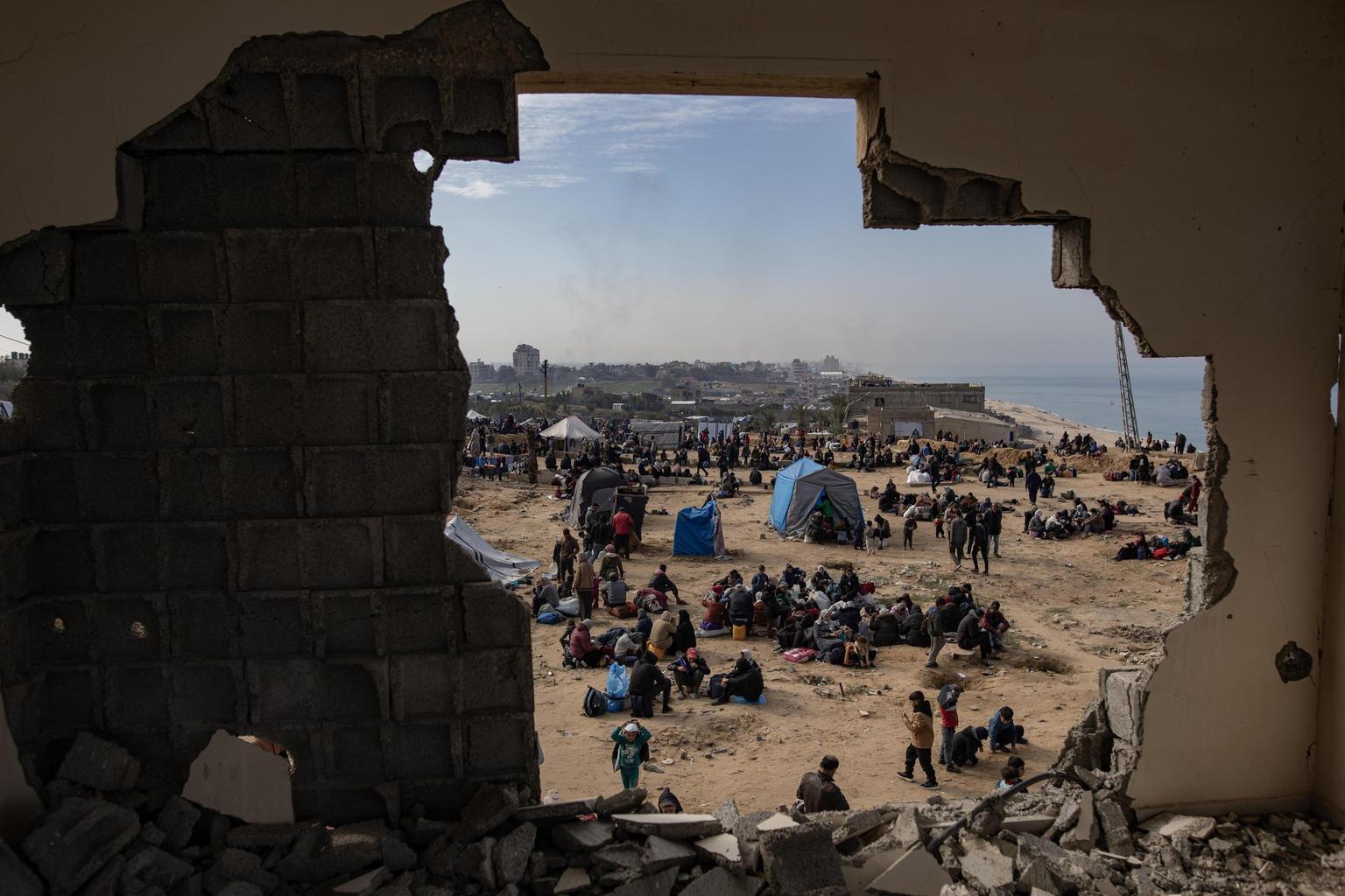 Media, raid israeliano a Nuseirat, 11 morti, un bambino Media, raid israeliano a Nuseirat, 11 morti, un bambino