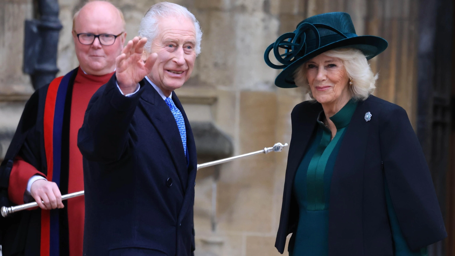 Re Carlo arriva alla St. George Chapel, al castello di Windsor, con la consorte Camilla (Ansa)
