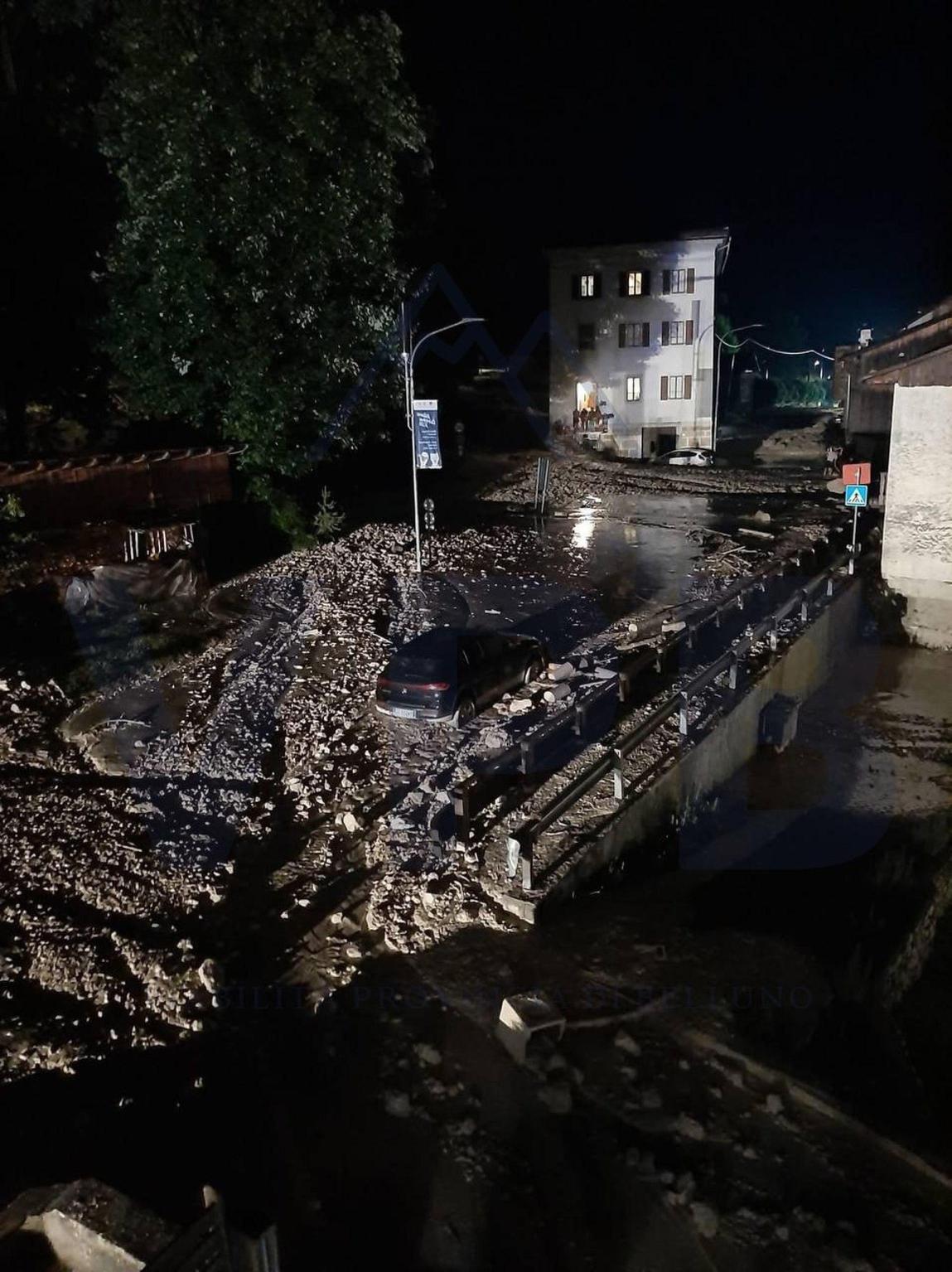Frana a Cancia di Cadore, abitanti bloccati: intervento dei vigili del fuoco Frana a Cancia di Cadore, abitanti bloccati: intervento dei vigili del fuoco
