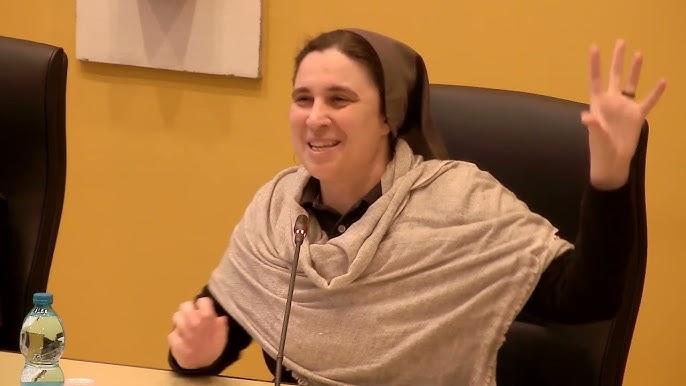 La suora teologa: “Il Conclave va cambiato. Sì alle donne cardinali” La suora teologa: “Il Conclave va cambiato. Sì alle donne cardinali”
