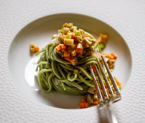 Tagliolino di cicoria ed erbe spontanee con cannolicchi di mare