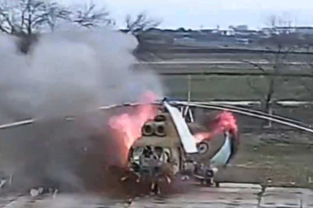 Elicottero distrutto da un drone ucraino nella base militare di Tiraspol in Transnitria