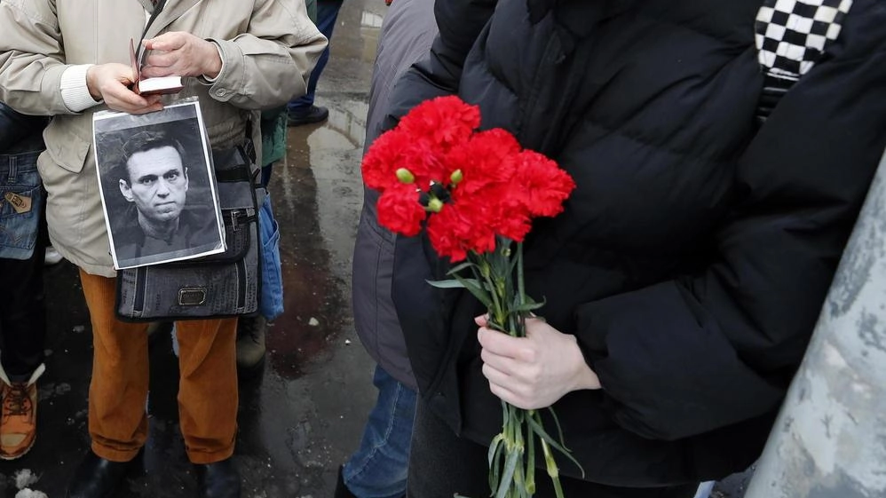 I funerali di Navalny. In migliaia a Mosca: "Putin è un assassino, la Russia sarà libera"