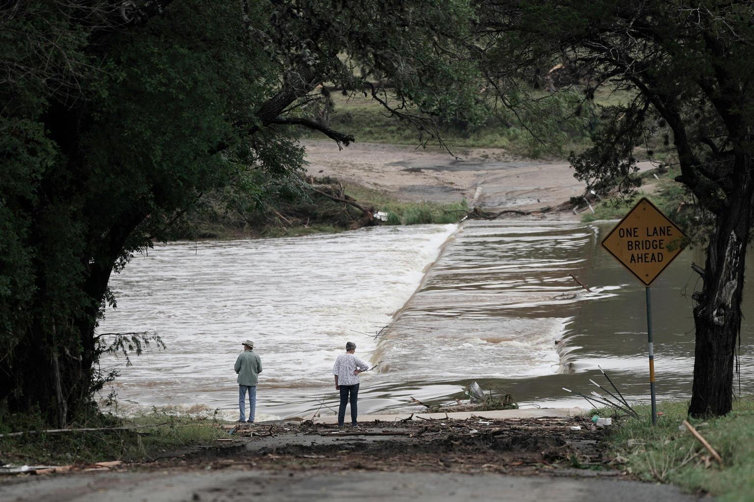 Si aggrava bilancio in Texas, morti sono 43, anche 15 bimbi Si aggrava bilancio in Texas, morti sono 43, anche 15 bimbi