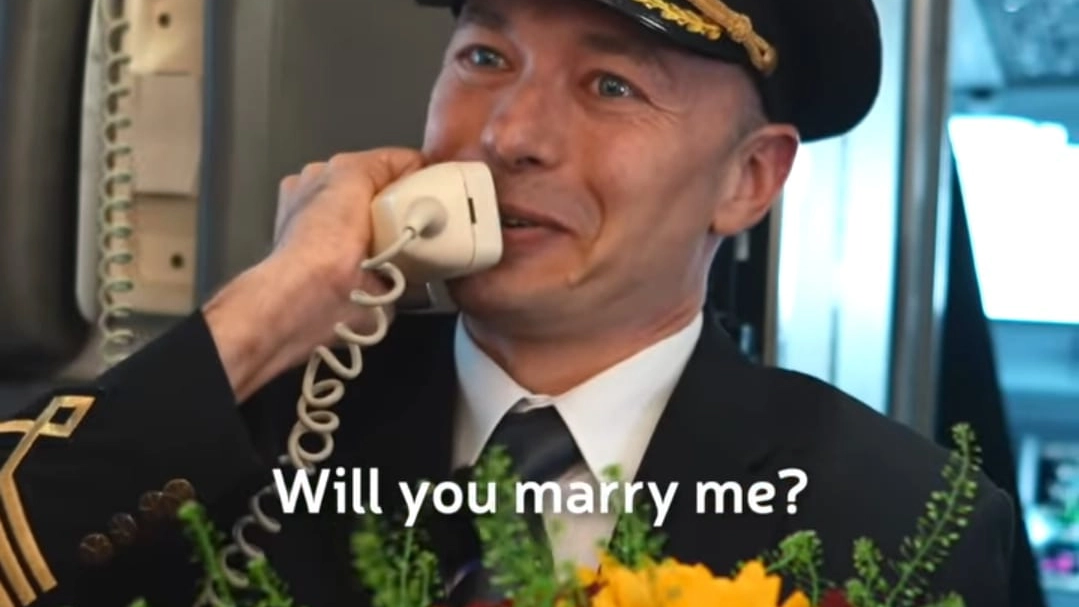 Il capitano Konrad chiede la mano all'hostess Paula (Instagram)
