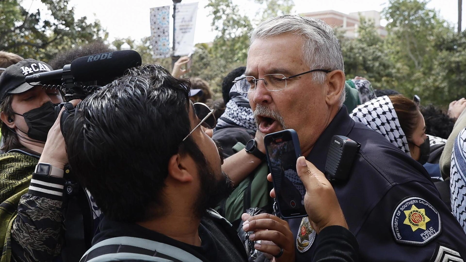 Proteste filo-palestinesi dilagano nei college statunitensi, con almeno 400 fermi in una settimana. Manifestazioni si estendono a diversi campus, chiedendo il taglio dei legami con aziende israeliane. Anche a Parigi tensioni per proteste studentesche.