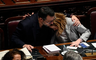 Meloni, l’abbraccio con Salvini e la polemica con le opposizioni. “Ragazzi, vi vedo un po’ nervosi. Sull’Ucraina contano i voti”
