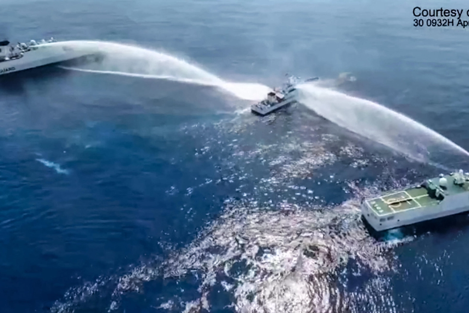Due navi della Guardia costiera cinese bombardano con i cannoni ad acqua la nave della Guardia costiera filippina BRP Bagacay