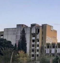Sale in cima a un edificio per fotografare murales. Cade dal settimo piano e muore a 19 anni Sale in cima a un edificio per fotografare murales. Cade dal settimo piano e muore a 19 anni